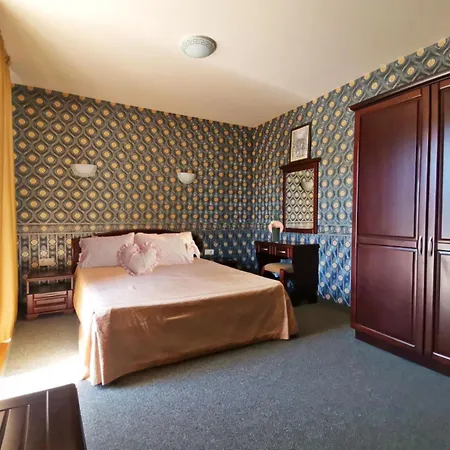 Twins Palace Aparthotel 3*